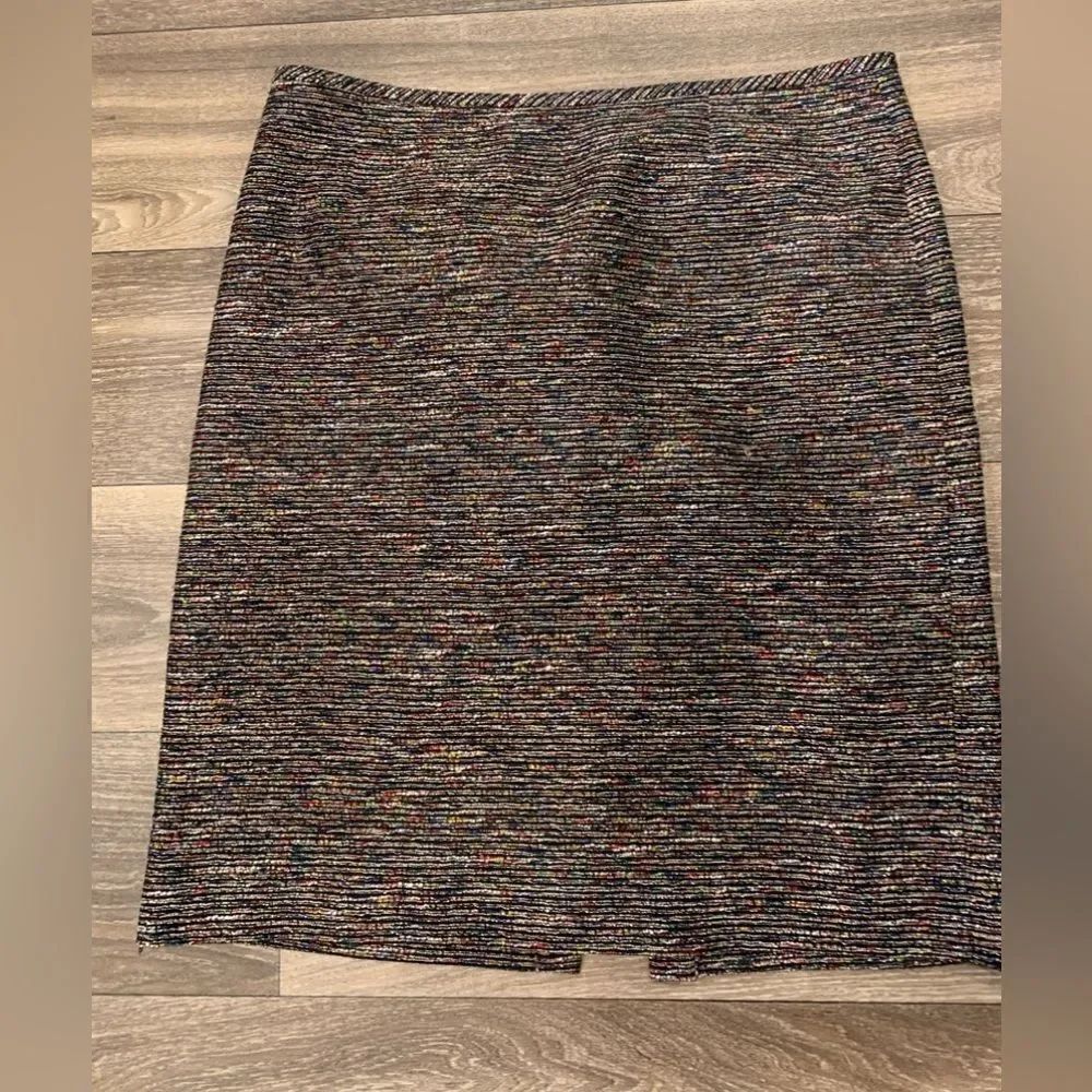 Tahari pencil skirt.  Size: 12.  Small slit on back. Metallic thread throughout.